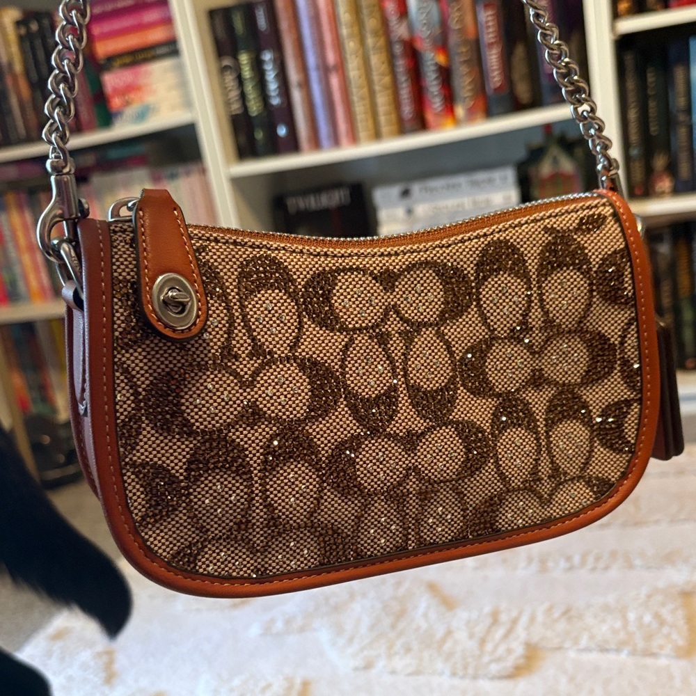 Coach Swinger Crystal 20- Signature
Jacquard Print